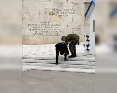Υπάλληλος της Βουλής προσπάθησε να βανδαλίσει το μνημείο του Άγνωστου Στρατιώτη λίγο μετά την παρέλαση της 25ης Μαρτίου