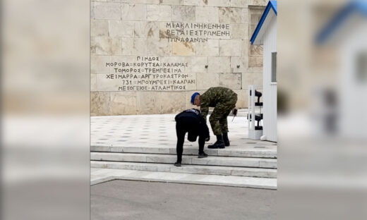 Υπάλληλος της Βουλής προσπάθησε να βανδαλίσει το μνημείο του Άγνωστου Στρατιώτη λίγο μετά την παρέλαση της 25ης Μαρτίου