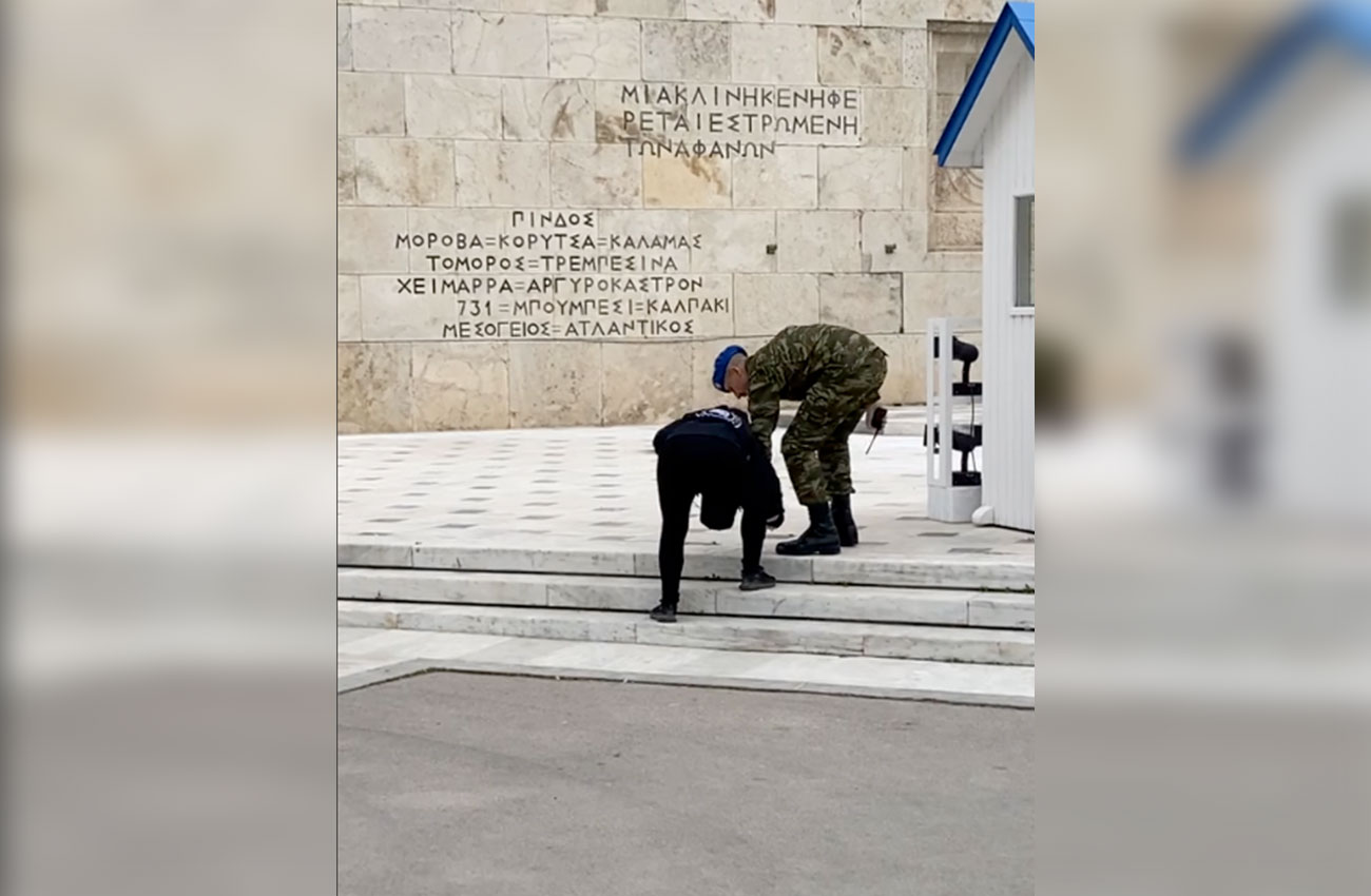 Υπάλληλος της Βουλής προσπάθησε να βανδαλίσει το μνημείο του Άγνωστου Στρατιώτη λίγο μετά την παρέλαση της 25ης Μαρτίου