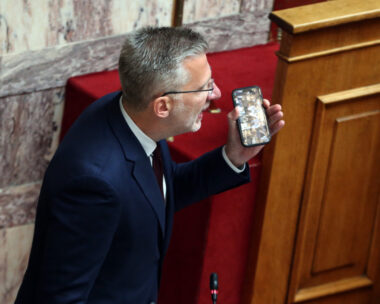 Ο υπουργός Επικρατείας Άκης Σκέρτσος μιλά στη Βουλή κατά τη συζήτηση της πρότασης δυσπιστίας κατά της κυβέρνησης