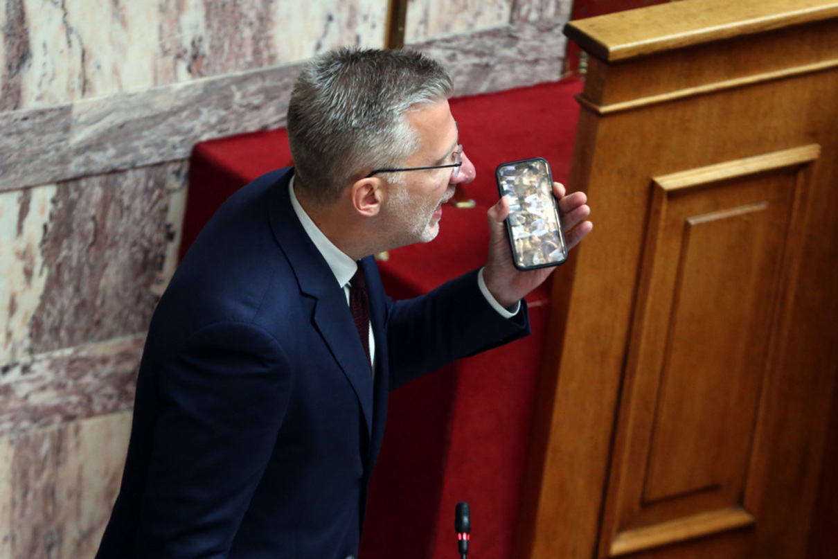 Ο υπουργός Επικρατείας Άκης Σκέρτσος μιλά στη Βουλή κατά τη συζήτηση της πρότασης δυσπιστίας κατά της κυβέρνησης