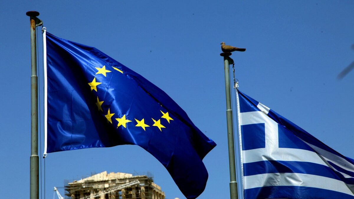 Η Ελληνική σημαία και η σημαία της ΕΕ στην Ακρόπολη