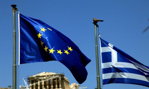 Η Ελληνική σημαία και η σημαία της ΕΕ στην Ακρόπολη