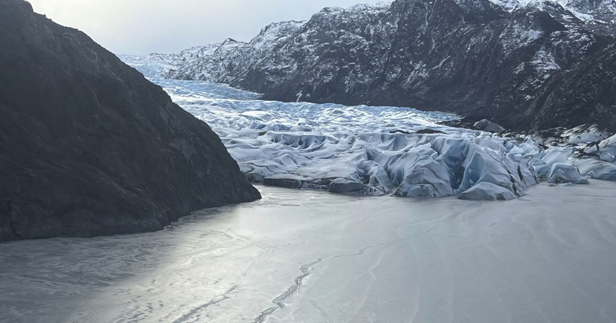 Alaska: Pilot both of his daughters survived 12 hours on the sunken aircraft wing in frozen lake