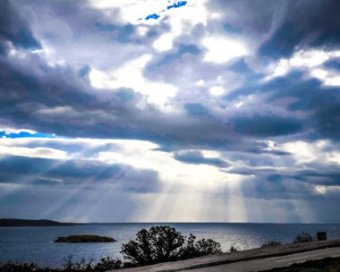 Ηλιοφάνεια με λίγα σύννεφα