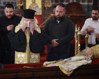 Σε λαϊκό προσκύνημα το σκήνωμα του Μητροπολίτη πρώην Θεσσαλονίκης Άνθιμου