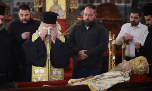 Σε λαϊκό προσκύνημα το σκήνωμα του Μητροπολίτη πρώην Θεσσαλονίκης Άνθιμου