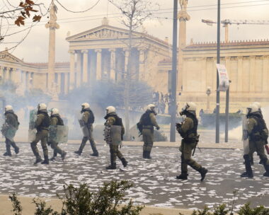 Επεισόδια μετά το τέλος της απεργιακής συγκέντρωσης στην πλατεία Συντάγματος στην Αθήνα για τη συμπλήρωση δύο χρόνων από το σιδηροδρομικό δυστύχημα των Τεμπών, που στοίχισε τις ζωές 57 ανθρώπων