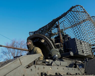 Ένα τανκ M2 Bradley που στάλθηκε από τις ΗΠΑ προς την Ουκρανία