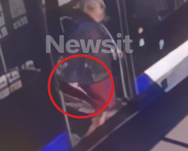 Ο 51χρονος τη στιγμή που κατεβαίνει από το λεωφορείο μετά την αναίτια επίθεση σε επιβάτη