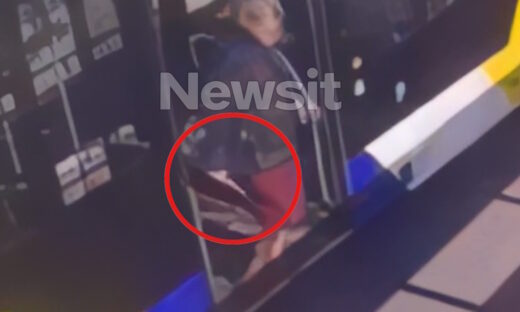 Ο 51χρονος τη στιγμή που κατεβαίνει από το λεωφορείο μετά την αναίτια επίθεση σε επιβάτη