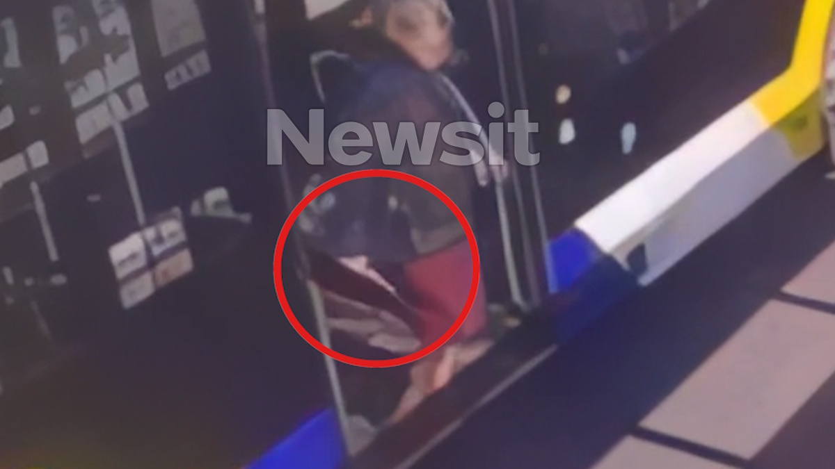 Ο 51χρονος τη στιγμή που κατεβαίνει από το λεωφορείο μετά την αναίτια επίθεση σε επιβάτη