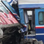 Συντρίμμια των δύο αμαξοστοιχιών που συγκρούστηκαν στα Τέμπη