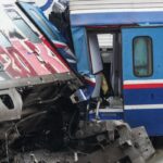 Συντρίμμια των δύο αμαξοστοιχιών που συγκρούστηκαν στα Τέμπη