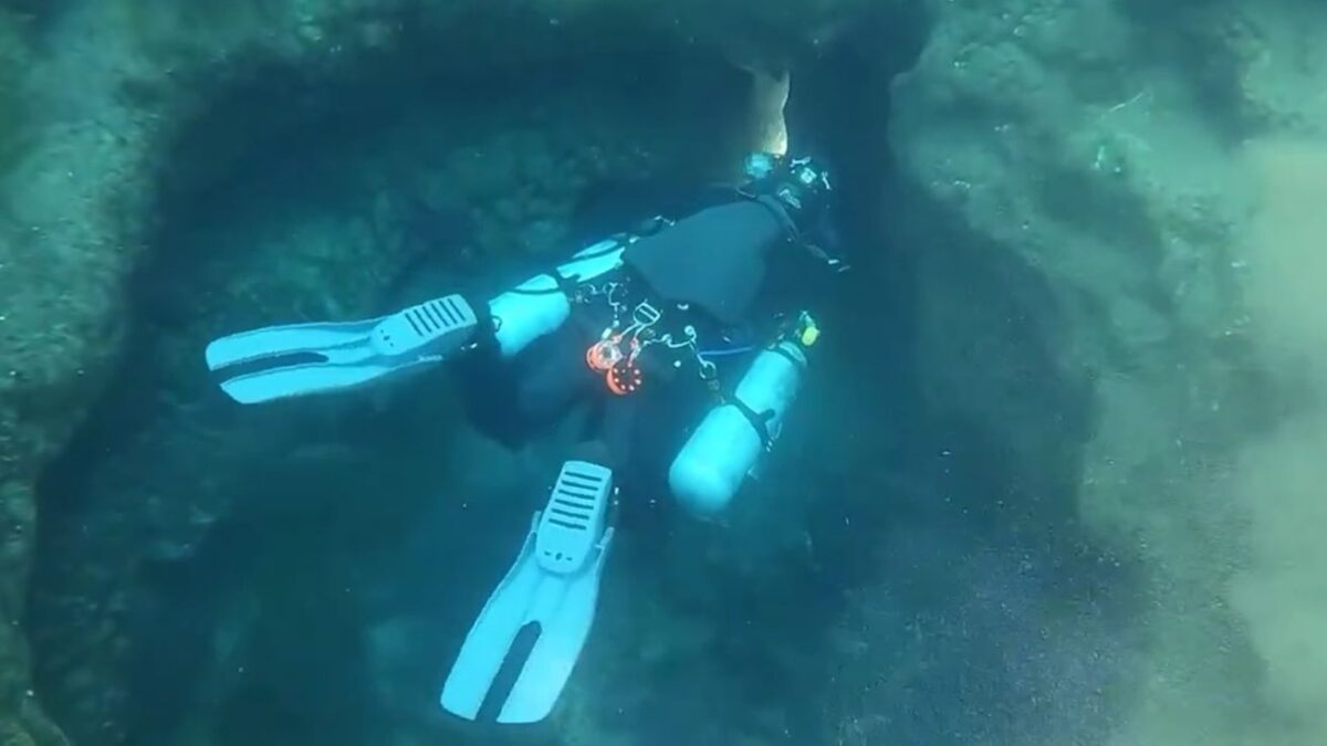 Δύτης στην διαβόητη λίμνη Twin Caves στη Φλόριντα