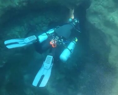 Δύτης στην διαβόητη λίμνη Twin Caves στη Φλόριντα