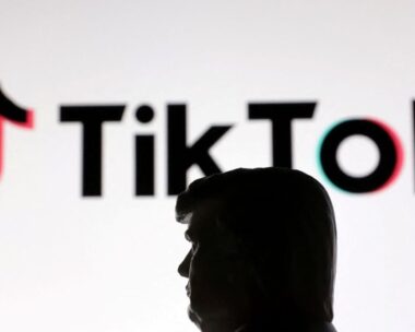 Ο Ντόναλντ Τραμπ μπροστά από το λογότυπο του ΤikTok