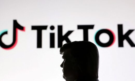 Ο Ντόναλντ Τραμπ μπροστά από το λογότυπο του ΤikTok