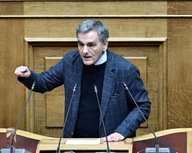 Ο Ευκλείδης Τσακαλώτος στο βήμα της Βουλής
