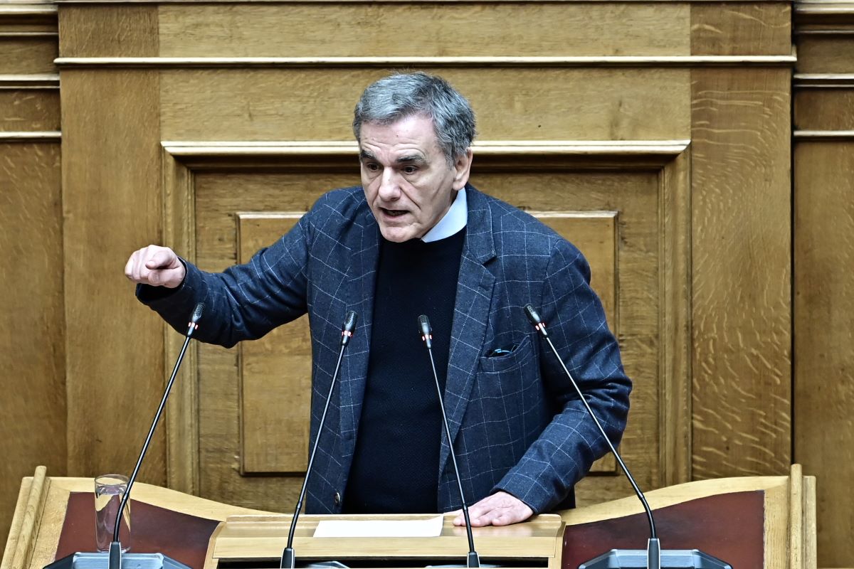 Ο Ευκλείδης Τσακαλώτος στο βήμα της Βουλής