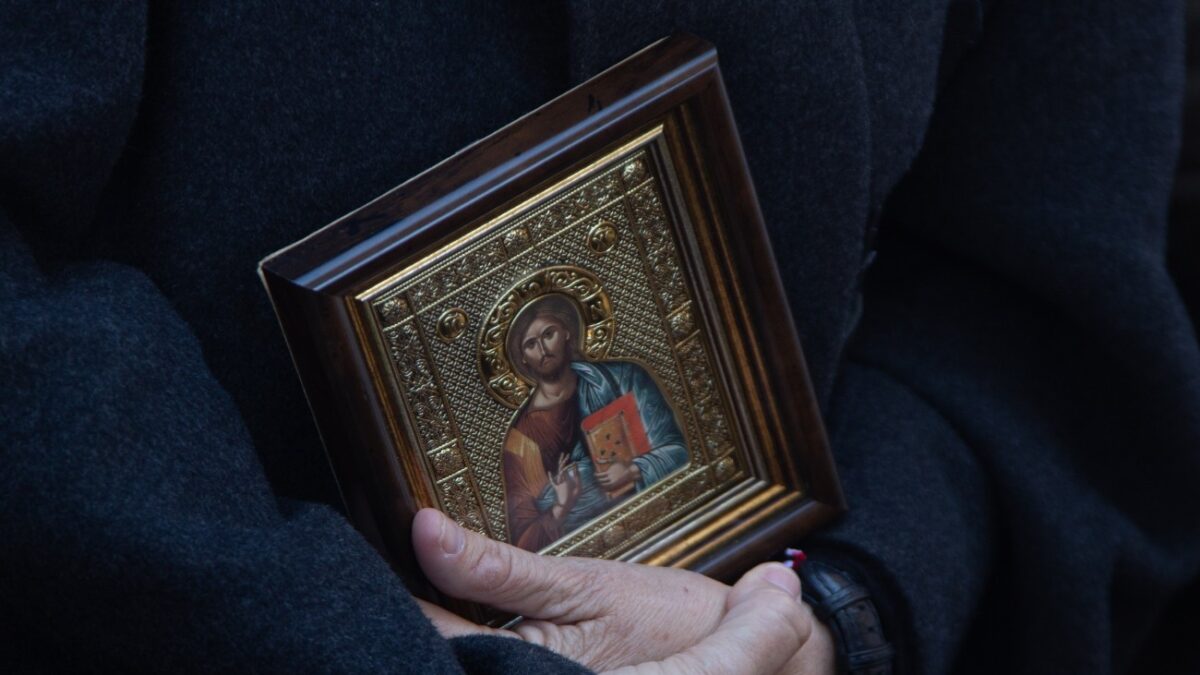 Kατά την Κυριακή της Ορθοδοξίας οι πιστοι φέρνουν εικόνες απο τα τα σπίτια τους