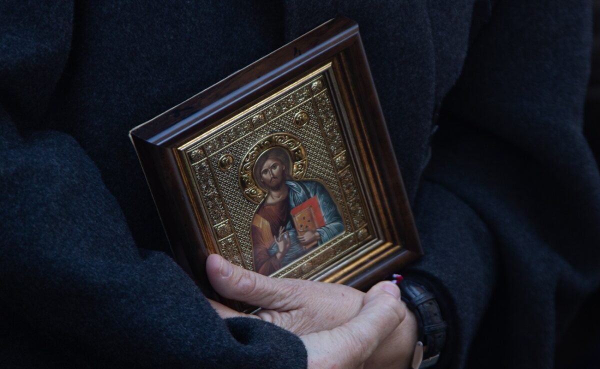 Kατά την Κυριακή της Ορθοδοξίας οι πιστοι φέρνουν εικόνες απο τα τα σπίτια τους