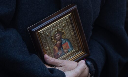 Kατά την Κυριακή της Ορθοδοξίας οι πιστοι φέρνουν εικόνες απο τα τα σπίτια τους