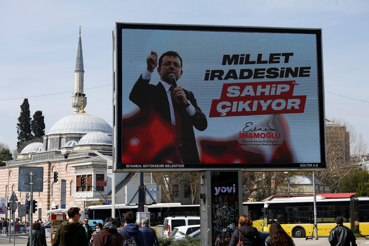 Σε έναν ψηφιακό πίνακα φαίνεται η φωτογραφία του δημάρχου της Κωνσταντινούπολης Εκρέμ Ιμάμογλου