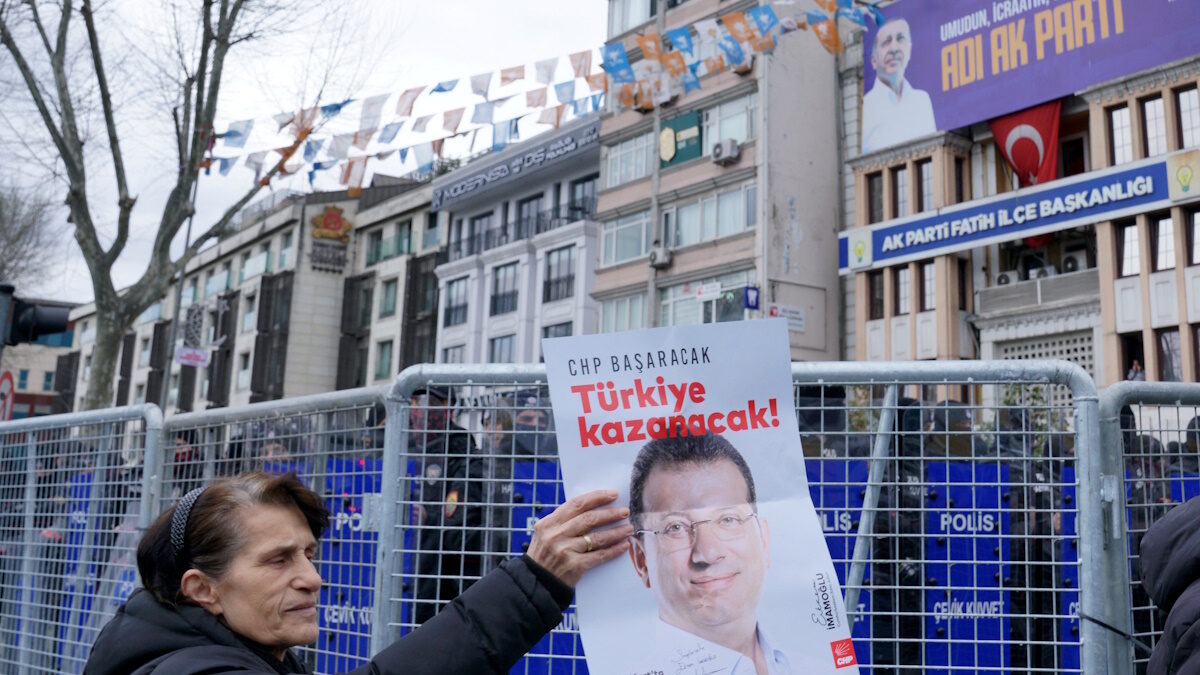 Μία γυναίκα κρατάει ένα πλακάτ με τη φωτογραφία του δημάρχου της Κωνσταντινούπολης Εκρέμ Ιμάμογλου, Πηγή φωτογραφίας