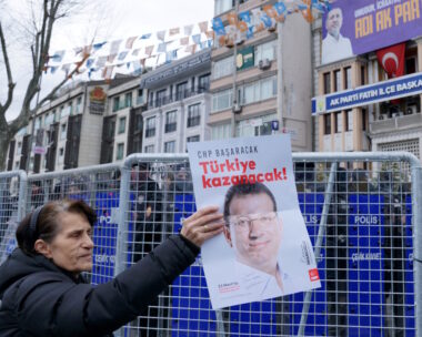 Μία γυναίκα κρατάει ένα πλακάτ με τη φωτογραφία του δημάρχου της Κωνσταντινούπολης Εκρέμ Ιμάμογλου, Πηγή φωτογραφίας