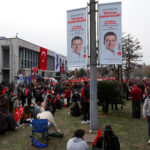 Υποστηρικτές του Εκρέμ Ιμάμογλου συγκεντρώθηκαν μπροστά από το κτήριο του δημαρχείου