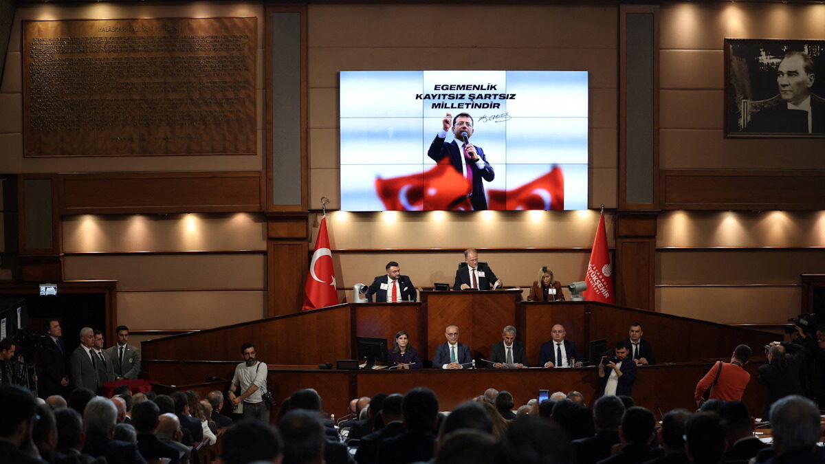 Ένας ψηφιακός πίνακας προβάλλει τη φωτογραφία του Εκρέμ Ιμάμογλου