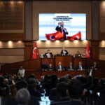 Ένας ψηφιακός πίνακας προβάλλει τη φωτογραφία του Εκρέμ Ιμάμογλου
