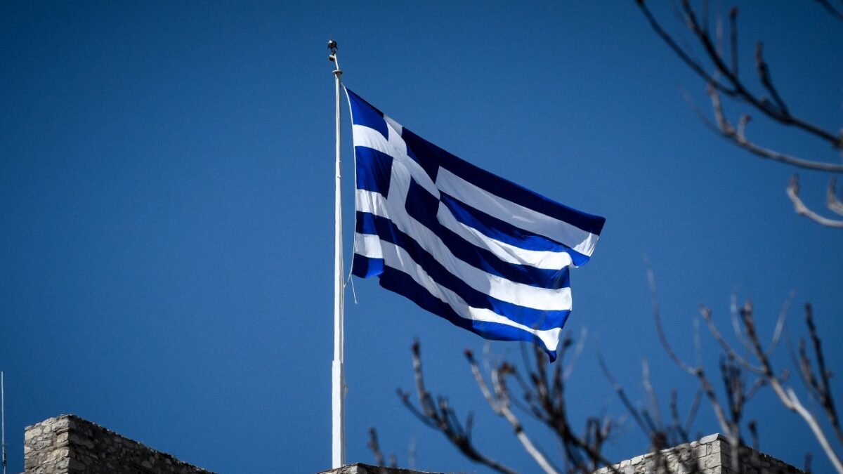 ελληνική σημαία στο βράχο της Ακρόπολης