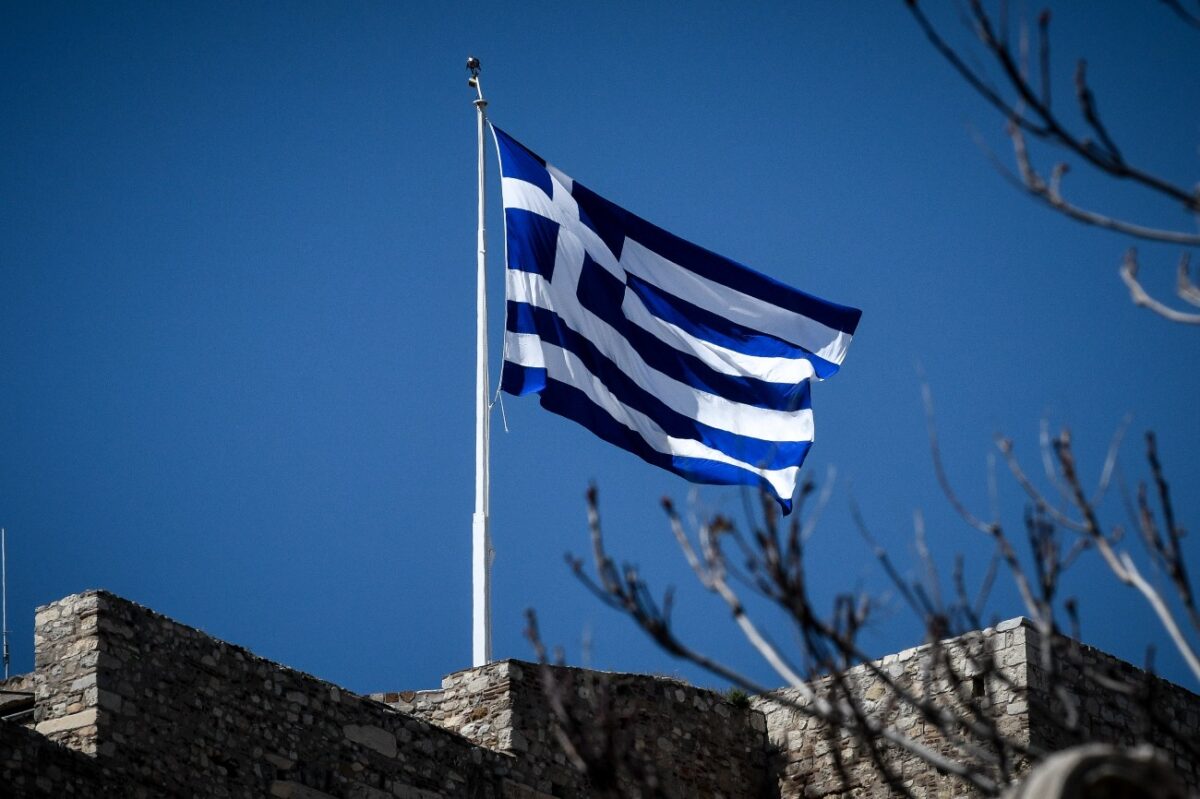ελληνική σημαία στο βράχο της Ακρόπολης
