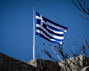 ελληνική σημαία στο βράχο της Ακρόπολης