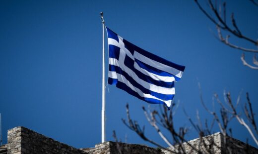 ελληνική σημαία στο βράχο της Ακρόπολης