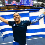 Ο Εμμανουήλ Καραλής με την ελληνική σημαία