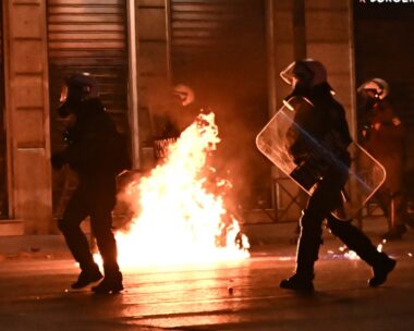 Αστυνομικοί στα επεισόδια στην πορεία για τα Τέμπη