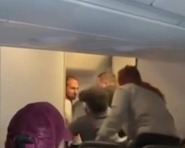 Ο άνδρας πετάχτηκε ξαφνικά από το κάθισμά του και όρμησε προς την έξοδο κινδύνου