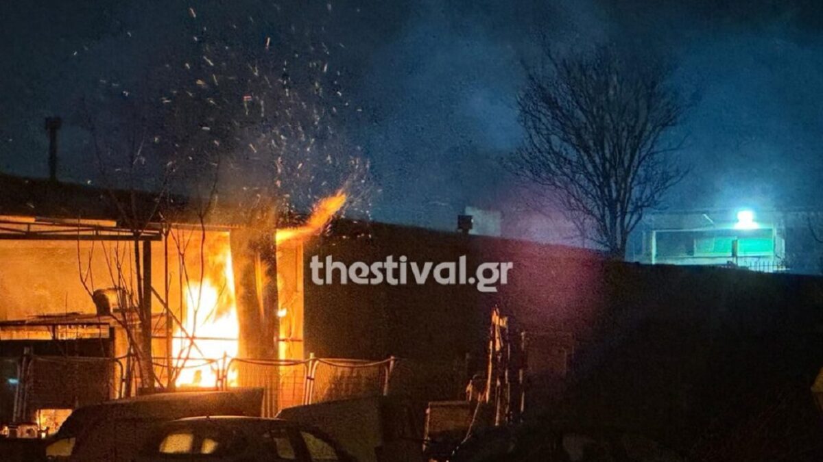 Φωτιά σε εργοστάσιο επίπλων στη Θεσσαλονίκη