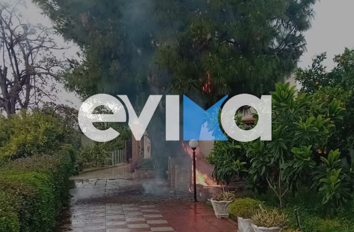 Φωτιά μετά από πτώση κεραυνού σε σπίτι στην Εύβοια