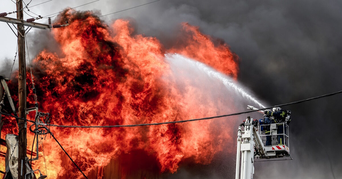 Fire in Heraklion Industrial Area: Overnight Battle with flames “see” firefighters