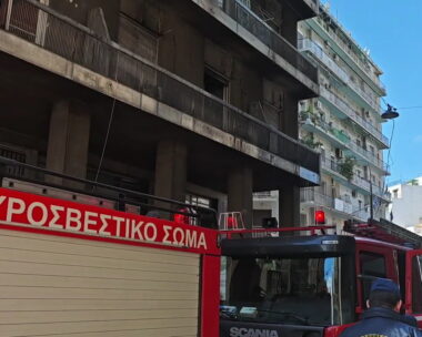 Πυροσβεστικά οχήματα έξω από το σπίτι που έπιασε φωτιά
