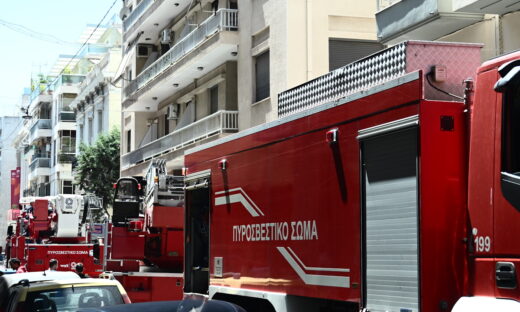 Ένα πυροσβεστικό όχημα σε έναν δρόμο