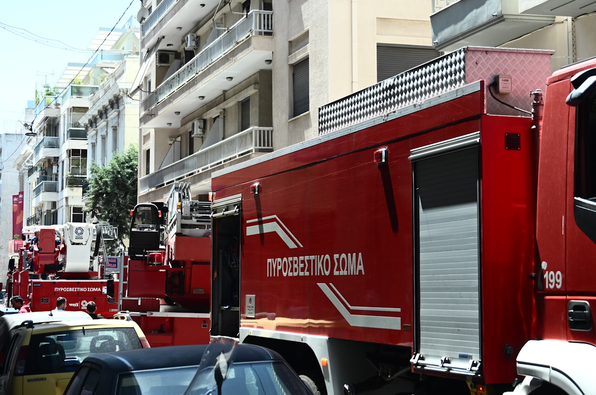 Ένα πυροσβεστικό όχημα σε έναν δρόμο
