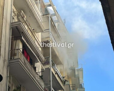 Πυκνοί καπνοί από το σπίτι όπου έχει πάρει φωτιά στη Θεσσαλονίκη