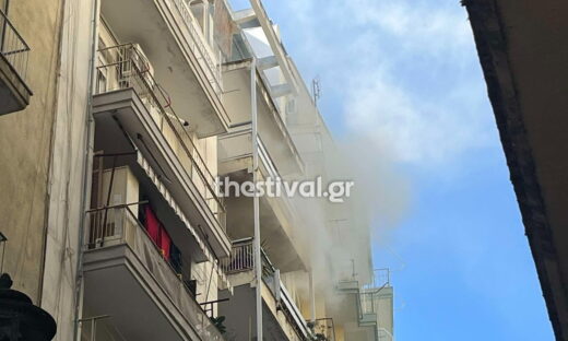Πυκνοί καπνοί από το σπίτι όπου έχει πάρει φωτιά στη Θεσσαλονίκη