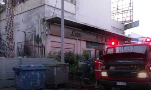 Πυροσβεστική έξω από κινηματογράφο που έπιασε φωτιά