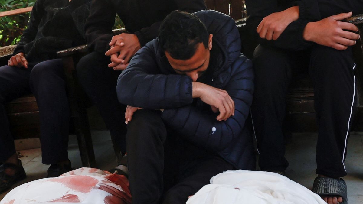 Παλαιστίνιος θρηνεί μπροστά στις σορούς αγαπημένων προσώπων του στη Χαν Γιουνίς της Γάζας μετά τους ισραηλινούς βομβαρδισμούς